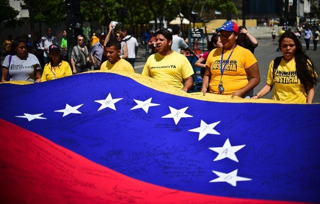 تظاهرات و امضای طومار از سوی معترضان ونزوئلایی