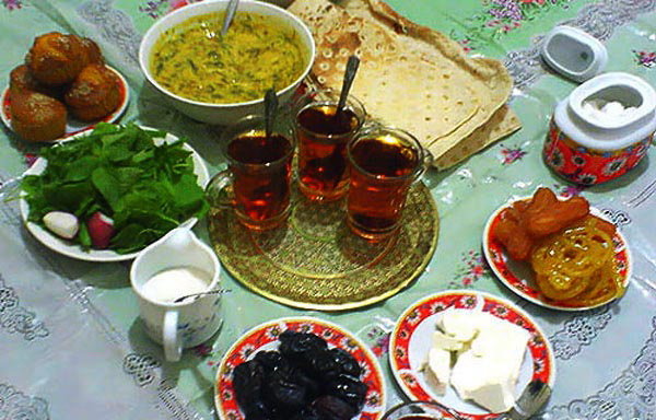 چگونه روزهداران گرسنگی و تشنگی را احساس نکنند؟ سفره افطار