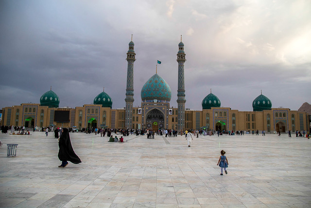 تعویض پرچم و شستوی گنبد مسجد مقدس جمکران