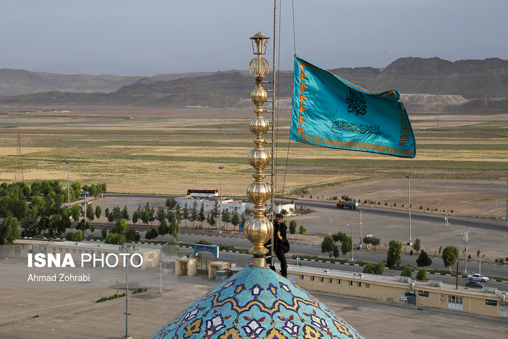 تعویض پرچم و شستوی گنبد مسجد مقدس جمکران