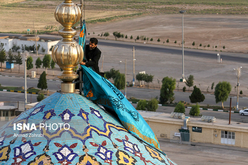 تعویض پرچم و شستوی گنبد مسجد مقدس جمکران