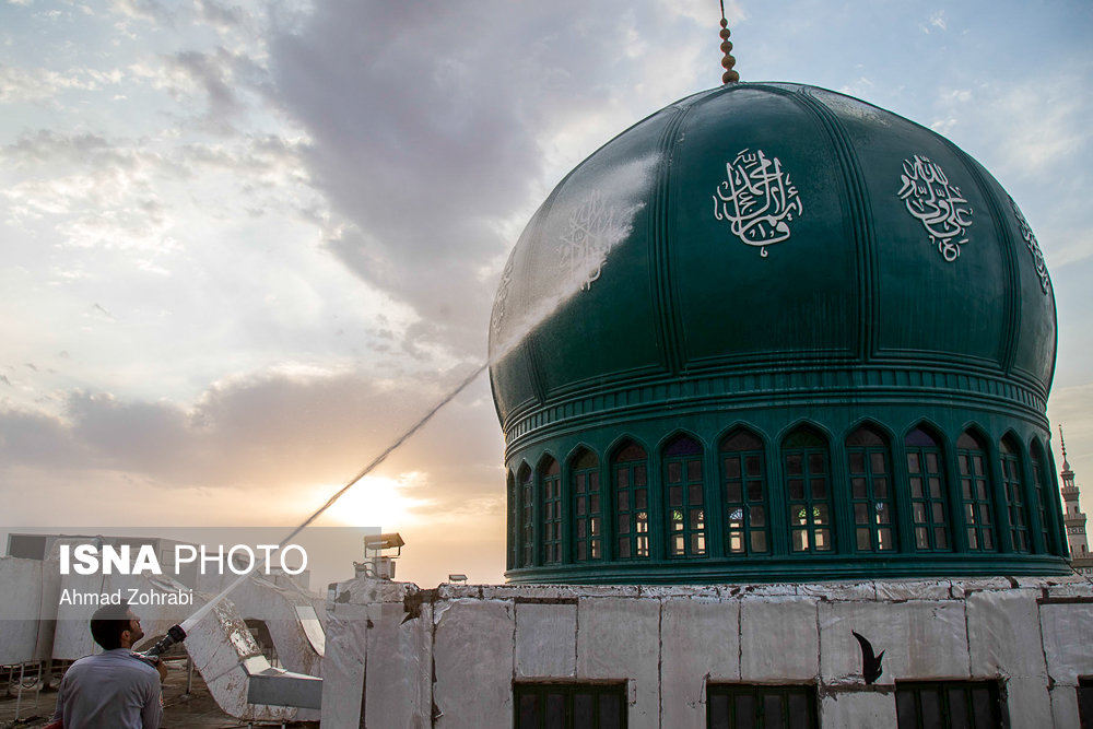 تعویض پرچم و شستوی گنبد مسجد مقدس جمکران