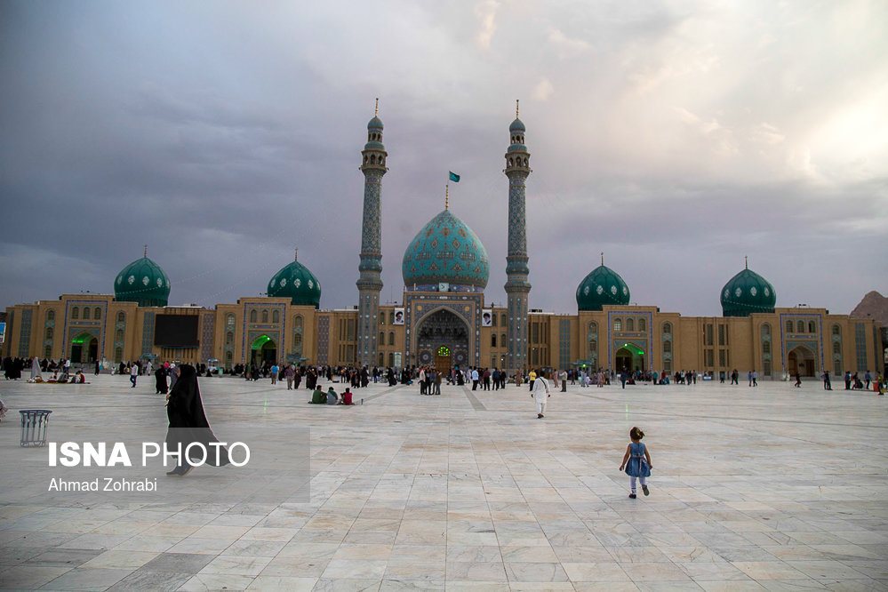 تعویض پرچم و شستوی گنبد مسجد مقدس جمکران
