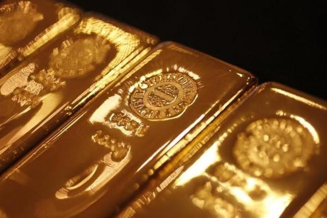 طلای جهانی به پایین ۱۳۰۰ دلار سقوط کرد