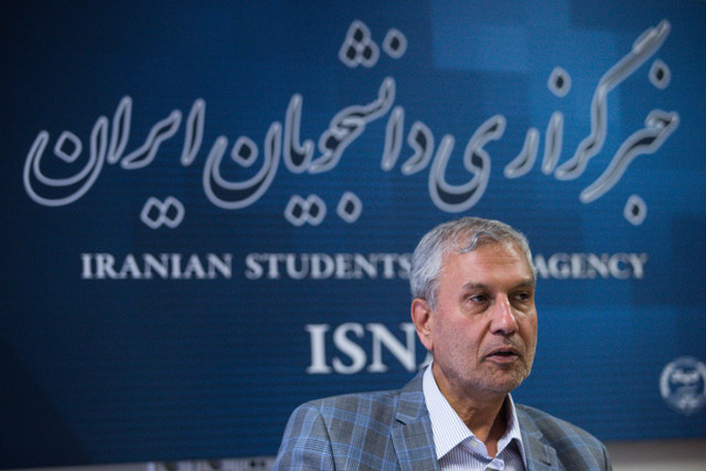 ربیعی خبر داد: توزیع نخستین سبد حمایت غذایی در سال 96 از فردا در سراسر کشور
حضور علی ربیعی، وزیر تعاون ،کار و رفاه اجتماعی در ایسنا