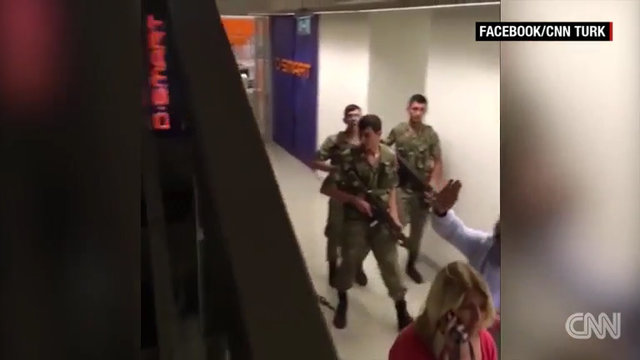 ورود ارتش ترکیه به ساختمان سی ان ان ترک