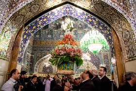 تعویض گلدان های ضریح مطهر امام رضا (ع)