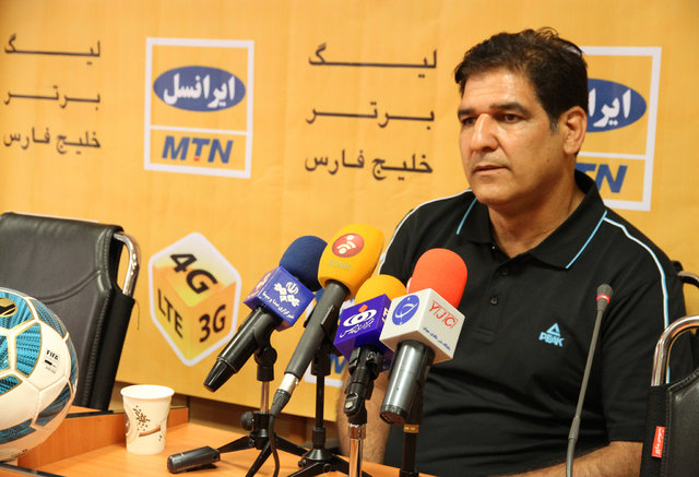 مهاجری: پای بعضی بازیکنان بیش از حد ایستادهایم رضا مهاجری سرمربی تیم فوتبال پدیده