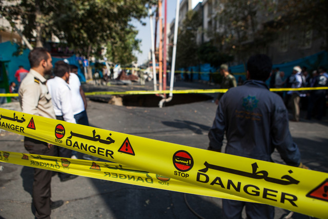 فرونشست زمین در خیابان ولیعصر/ ترافیک نیمهسنگین در محدوده نشست زمین در خیابان پیامبر تهران