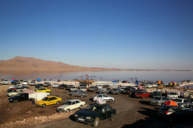گردشگران زیادی در فصل تابستان از دریاچه ارومیه بازدید می‌کنند.
