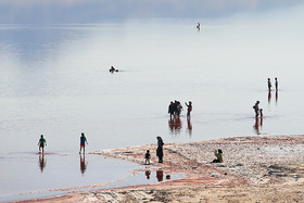 دریاچه ارومیه در فصل تابستان میزبان گردشگران زیادی است.