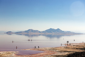 گردشگران زیادی در فصل تابستان از دریاچه ارومیه بازدید می‌کنند. آب دریاچه در تابستان بدلیل شوری زیاد و فعالیت جلبک آرتمیا به رنگ قرمز در می‌آید.