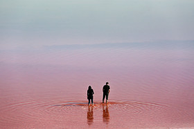 گردشگران زیادی در فصل تابستان از دریاچه ارومیه بازدید می‌کنند. آب دریاچه در تابستان بدلیل شوری زیاد و فعالیت جلبک آرتمیا به رنگ قرمز در می‌آید.