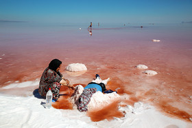 خانواده‌ای مشغول پوشاندن بدن خود با نمک دریاچه هستند. آب دریاچه ارومیه از دسته آب‌های كلرور سدیم می‌باشد، بدین لحاظ می توان از آب دریاچه در درمان بیماری‌ها استفاده كرد.