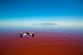 آب دریاچه ارومیه به دلیل نمک زیاد بسیار سبک است و می‌شود بر روی آب غوطه‌ور ماند.