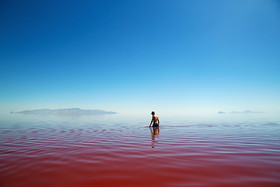  آب دریاچه در تابستان بدلیل شوری زیاد و فعالیت جلبک آرتمیا به رنگ قرمز در می‌آید.دریاچه ارومیه