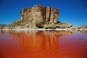 نمایی از شمال غربی دریاچه معروف به کاظم داشی. آب دریاچه در تابستان بدلیل شوری زیاد و فعالیت جلبک آرتمیا به رنگ قرمز در می‌آید.