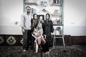 زینب در کنار مادر، همسر و فرزندانش