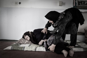  زلیخا براری مادر زینب، به او کمک میکند در محل استراحتش دراز بکشد. 