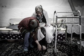 فائزه به مادرش کمک میکند که وضو بگیرد و برای نماز آماده شود.