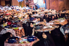 آیین غذا دادن به عزاداران امام حسین (ع) - روستای کوهستان بهشهر