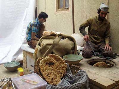 پخت نان عباسعلی در سفیدشهر