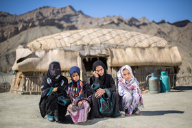 نازنین زنی از روستای «گردیوالان» پس از مرگ شوهرش به دلیل مرض معده و اعتیاد، سرپرستی ۶ فرزندش را بر عهده دارد. فقر، امسال مسیر مدرسه رفتن دختر بزرگ او را سد کرد. نازنین میگوید با توجه به فقر مالیام یکی دیگر از دخترانم نیز ترک تحصیل خواهد کرد.