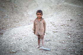 پسر بچه‌ای ساکن روستای سیت بند خرس. ساکنان این روستا از داشتن حمام و دستشویی محرومند.