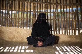  بیوه زن جوان کپرنشین و اهل روستای سید آباد به تازگی از همسر معتاد خود جدا شده. او اکنون در کپر پدرش زندگی می کند. پدر او پیرمردی از کارافتاده است و توانایی تهیه غذا و پوشاک برای خانواده ۸ نفری اش را ندارد. 