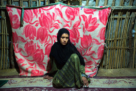 زن کپرنشین اهل روستای نورآباد  که صاحب یک فرزند است و شوهرش دچار اعتیاد شدید،عفونت و فلج پا است. آنها هیچ گونه درآمدی ندارد و زندگی بسیار فقیرانه ای دارند.