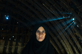 کلثوم زن کپر نشین اهل روستای نور آباد ۱۹ سال قبل همسرش را در دعوای قومیتی از دست داد. او چند سال پس از کشته شدن شوهرش با فردی متاهل ازدواج می کند، اما آن مرد پس از چندی او را برای ازدواج با زن دیگری رها کرد. حالا کلثوم در یک کپر ساکن است و از ضعف جسمی و درد معده بسیار رنج می برد.