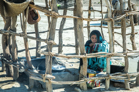 سکینه ساکن روستای سید آباد دارای دو فرزند معلول است و زندگی فقیرانه ای را سپری می کند. کمپوت لوبیا یکی از غذاهای اصلی مردم منطقه است.
