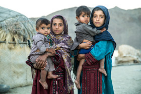 دختران ساکن روستای سید آباد بخش گافر و پاراموند بشاگرد. آنها معمولا در سنین پایین ازدواج می کنند و امکان ادامه تحصیل ندارند.