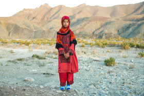 دخترکی ساکن روستای زمین حسن بشاگرد که سال گذشته پدرش در جاده ناهموار جانش را از دست داد و حال با مادرش زندگی می کنند. آنها در کپر زندگی می کنند و زندگی فقیرانه ای دارند. 