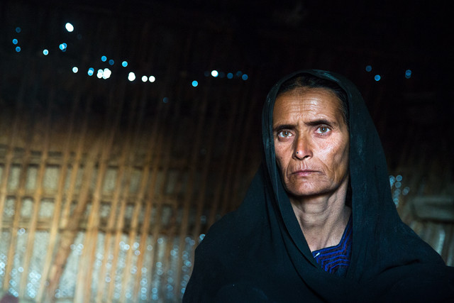 تعدادی از زنان بشاگرد همسران خود را در دعواهای قومیتی از دست داده اند. «روزی پیردادی» زن کپر نشین اهل روستای نورآباد هجدهمین سال زندگی بدون همسر را تجربه می کند. او بیسواد است. همه ثروت روزی پیردادی چند بز و یک کپر است. تنها دلخوشی و یادگار او از شوهرش دختری زیبا به نام زهراست که حالا پس از ازدواج با فردی معتاد و بیکار زندگی میکند.