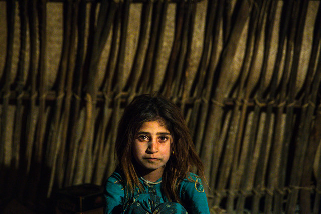 فاطمه دختر کپر نشین ۸ ساله اهل روستای سیت بند خرس چهار سال پیش پدرش را به دلیل بیماری از دست داد. او حالا با مادر مریضش زندگی بسیار فقیرانه ای را در خانهای که فاقد حمام و دستشویی است سپری می کند.