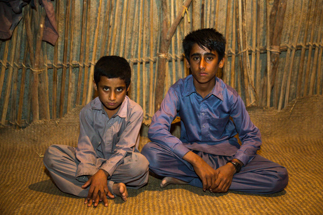 این دو پسر ساکن روستای سید آباد در بخش گافر و پاراموند بشاگرد هستند. پسر کوچک حین به دنیا آمدن مادرش را از دست داد و پدرشان آنها را ترک و با زنی دیگر ازدواج کرد. آنها پس از مرگ مادرشان با مادربزرگ مادری شان زندگی میکنند. اما مادربزرگشان نیز به تازگی سکته کرده و در بستر بسر می برد.