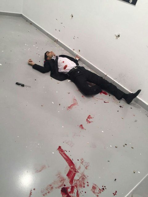 تصویر فرد ضارب که خود به ضرب گلوله نیروهای امنیتی کشته شد