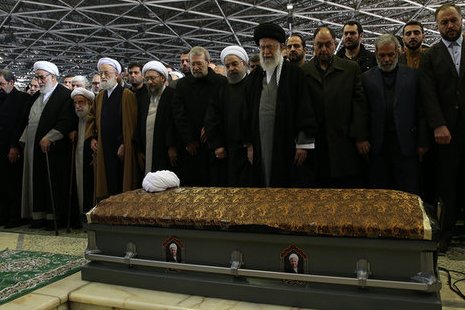 ویدئو / اقامه نماز رهبر انقلاب بر پیکر آیتالله هاشمی رفسنجانی اقامه نماز رهبر انقلاب بر پیکر آیتالله هاشمی