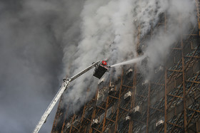 ماموران آتش نشانی در حال مهار آتش ساختمان پلاسکو 