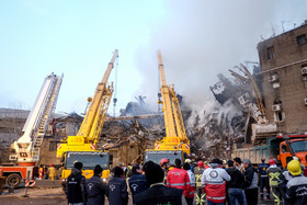 تلاش نیروهای امدادی و نجات در پلاسکو برای بیرون آوردن و نجات دوستان و همکاران خود بعد ۲۴ ساعت همچنان ادامه دارد
