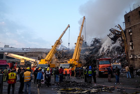 تلاش نیروهای امدادی و نجات در پلاسکو برای بیرون آوردن و نجات دوستان و همکاران خود بعد ۲۴ ساعت همچنان ادامه دارد
