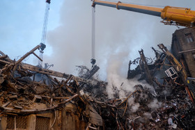 تلاش نیروهای امدادی و نجات در پلاسکو برای بیرون آوردن و نجات دوستان و همکاران خود بعد ۲۴ ساعت همچنان ادامه دارد