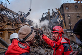 تلاش نیروهای امدادی و نجات در پلاسکو برای بیرون آوردن و نجات دوستان و همکاران خود بعد ۲۴ ساعت همچنان ادامه دارد