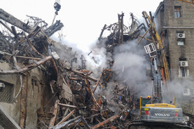 تلاش  نیروهای امدادی و نجات در پلاسکو برای بیرون آوردن و نجات دوستان و همکاران خود بعد ۲۴ ساعت همچنان ادامه دارد