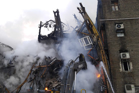 تلاش  نیروهای امدادی و نجات در پلاسکو برای بیرون آوردن و نجات دوستان و همکاران خود بعد ۲۴ ساعت همچنان ادامه دارد