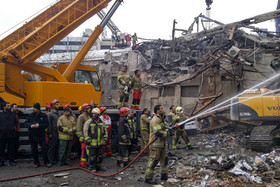 تلاش  نیروهای امدادی و نجات در پلاسکو برای بیرون آوردن و نجات دوستان و همکاران خود بعد ۲۴ ساعت همچنان ادامه دارد