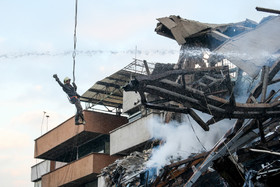 تلاش  نیروهای امدادی و نجات در پلاسکو برای بیرون آوردن و نجات دوستان و همکاران خود بعد ۲۴ ساعت همچنان ادامه دارد