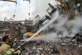 تلاش  نیروهای امدادی و نجات در پلاسکو برای بیرون آوردن و نجات دوستان و همکاران خود بعد ۲۴ ساعت همچنان ادامه دارد