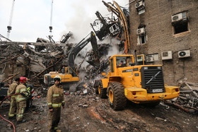 تلاش  نیروهای امدادی و نجات در پلاسکو برای بیرون آوردن و نجات دوستان و همکاران خود بعد ۲۴ ساعت همچنان ادامه دارد